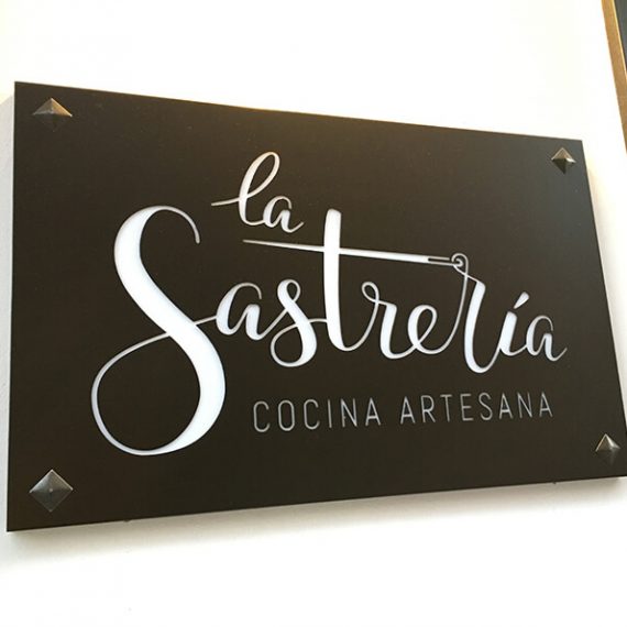 Restaurante_LaSastreria_cartel_entrada_72p